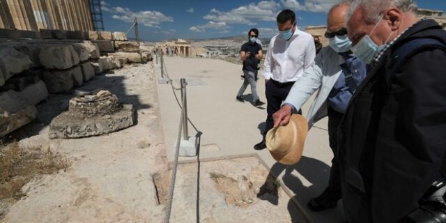 Τσίπρας στην Ακρόπολη: Σταματήστε να κακοποιείτε την πολιτιστική μας κληρονομιά
