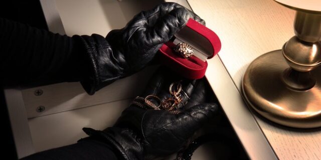 Λεία μαμούθ από διάρρηξη σε σπίτια ηλικιωμένων σε Παπάγου και Βύρωνα – Έφυγαν με 450.000 ευρώ