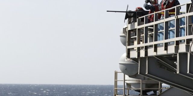 Στενά Χορμούζ: Προειδοποιητικά πυρά αμερικανικού πολεμικού κατά ιρανικών σκαφών