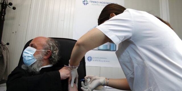 ΕΚΠΑ: Αντισώματα για τουλάχιστον 6 μήνες μετά τον πλήρη εμβολιασμό με Pfizer