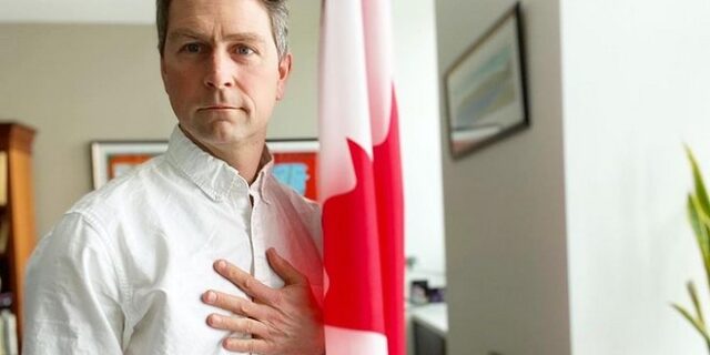 Καναδάς: Βουλευτής που είχε εμφανιστεί γυμνός στο Zoom, τώρα “πιάστηκε” από κάμερα να ουρεί