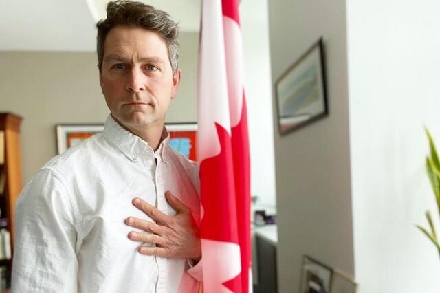 Καναδάς: Βουλευτής που είχε εμφανιστεί γυμνός στο Zoom, τώρα “πιάστηκε” από κάμερα να ουρεί