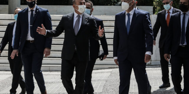 Δένδιας – Τσαβούσογλου: Από το Μαξίμου στο Εξωτερικών με τα πόδια