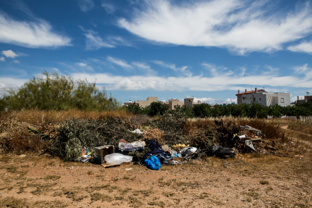 Σκουπίδια και δρόμοι στο πουθενά – Απροετοίμαστη για φωτιά η Αν. Αττική