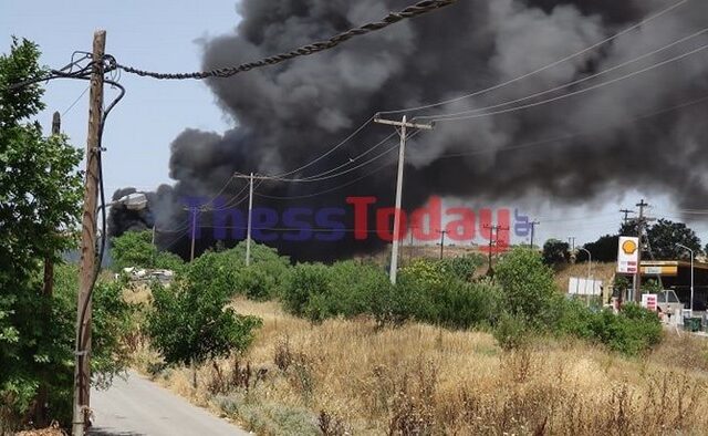 Θεσσαλονίκη: Σε εξέλιξη φωτιά κοντά σε αμαξοστάσιο του ΟΑΣΘ