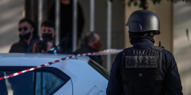 Δολοφονία στην Αγία Βαρβάρα: Πυροβολισμούς σε κεφάλι και ώμο δέχθηκε η 64χρονη