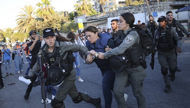 Ισραήλ: Η Ένωση Ανταποκριτών Ξένου Τύπου καταδικάζει την προσαγωγή της Τζιβάρα Μπουντέιρι