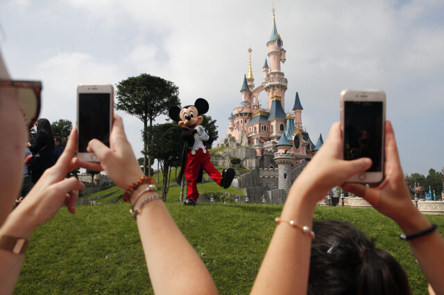 Disneyland: Χωρίς… αγκαλιές από τον Mickey Mouse η επαναλειτουργία στο Παρίσι