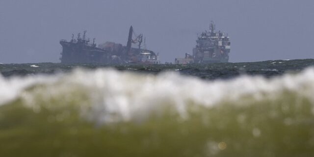 Σρι Λάνκα: Ζήτησε τη βοήθεια της Ινδίας για να προλάβει την τεράστια οικολογική καταστροφή