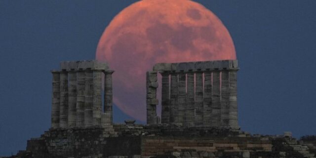 “Φεγγάρι της Φράουλας”: Μαγευτική η τελευταία υπερπανσέληνος του 2021