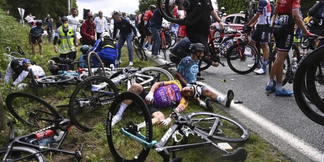 Tour de France: Απίστευτη καραμπόλα εξαιτίας θεατή που πόζαρε για φωτογραφία