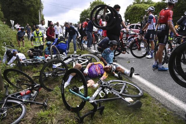 Tour de France: Απίστευτη καραμπόλα εξαιτίας θεατή που πόζαρε για φωτογραφία