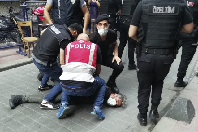 Τουρκία: Διαδηλώσεις μετά τη βίαιη σύλληψη του φωτορεπόρτερ – Δεκάδες δημοσιογράφοι στους δρόμους