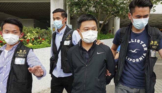 Χονγκ Κονγκ: Έφοδος αστυνομικών στην Apple Daily – 5 συλλήψεις για λόγους “εθνικής ασφάλειας”