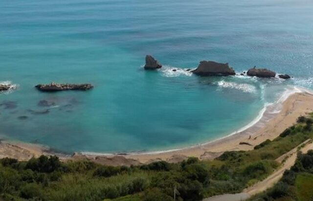 Αρτολίθια: Η εκπληκτική παραλία της Ηπείρου με τους φυσικούς κυματοθραύστες