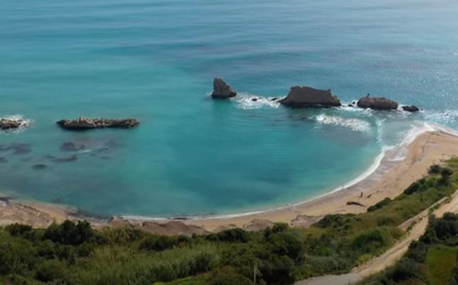 Αρτολίθια: Η εκπληκτική παραλία της Ηπείρου με τους φυσικούς κυματοθραύστες