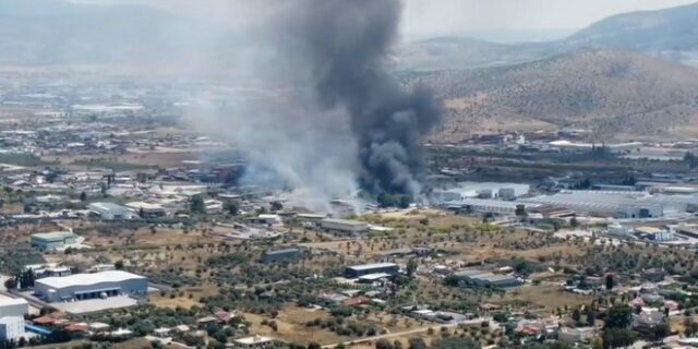 Φωτιά σε βυτιοφόρο με προπάνιο στα Νεόκτιστα Ασπροπύργου-Εκκενώνεται η περιοχή