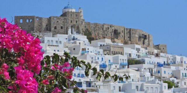 Στην Αστυπάλαια ο Κυριάκος Μητσοτάκης – Παραδίδονται ηλεκτρικά οχήματα από τη Volkswagen