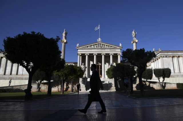 Ευρωβαρόμετρο: Οι Έλληνες νοιώθουν ήδη την κρίση στις τσέπες – Απογοήτευση από το επίπεδο Δημοκρατίας