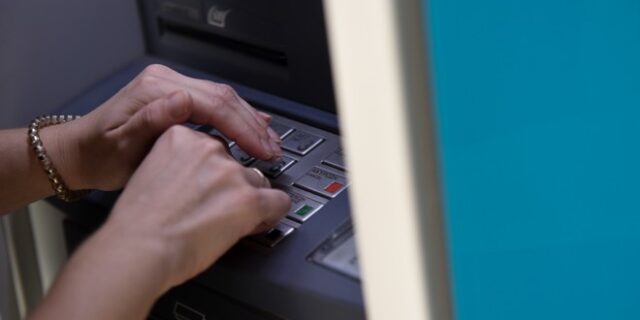 Πιερία: Οικιακή βοηθός έκλεψε κάρτα 87χρονης – Πάνω από 51.000 ευρώ η λεία