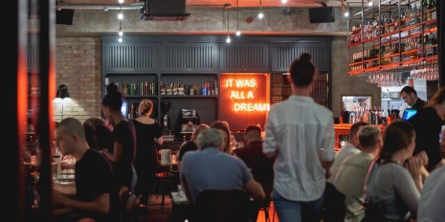 Χαρδαλιάς: Επανέρχεται η μουσική έξω μόνο για καθήμενους, αλλάζει το ωράριο κυκλοφορίας