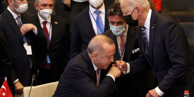 Σύνοδος ΝΑΤΟ: Τα “χάδια” Ερντογάν στον Μπάιντεν, το φουτουριστικό βίντεο, και ο ρωσοκινεζικός εχθρός