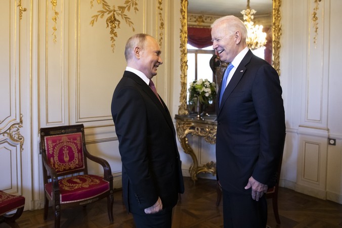 Ρωσία: Ρίχνει πολύ χαμηλά τον πήχη των προσδοκιών της συνάντησης Πούτιν-Μπάιντεν