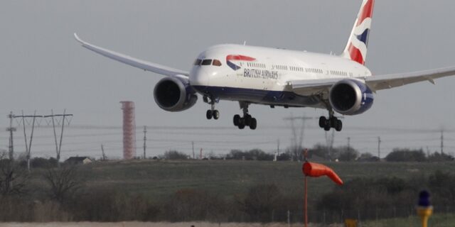 Heathrow: Κατέρρευσε το μπροστινό μέρος αεροσκάφους Dreamliner 787 της British Airways