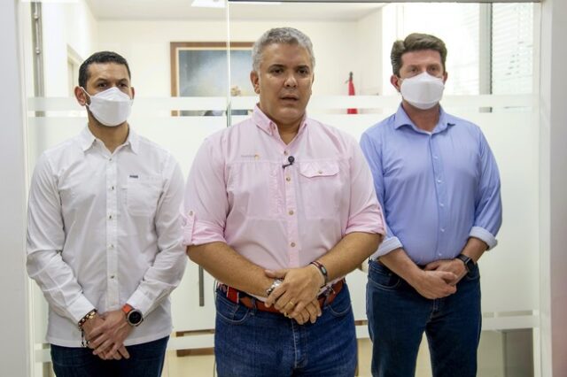 Κολομβία: Ο Ιβάν Ντούκε καταγγέλλει ότι το ελικόπτερό του δέχθηκε πυρά