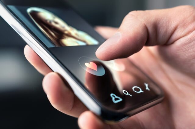 Dating Apps 2021: Τεχνικά ασφαλέστερες αλλά το stalking και το doxing παραμονεύουν