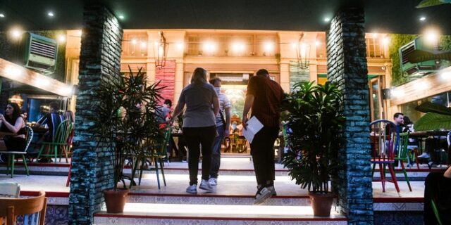 Στο “στόχαστρο” η διασκέδαση: Επιχειρησιακό σχέδιο ελέγχων για τήρηση των νέων μέτρων