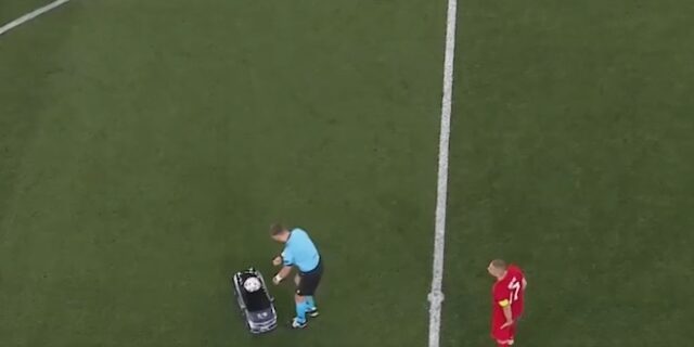 Euro 2020: Με τηλεκατευθυνόμενο έφτασε η μπάλα για τον εναρκτήριο αγώνα