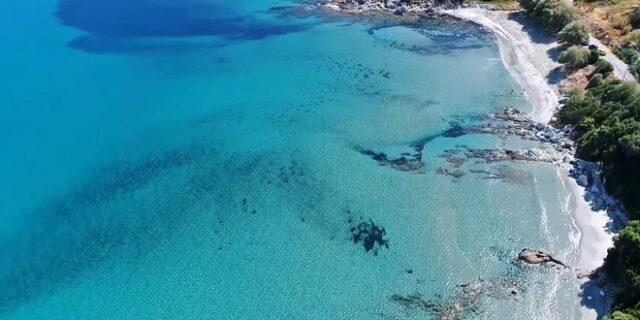 Λιανή Άμμος Εύβοιας: Πείτε αντίο στον καύσωνα από την “πισίνα” του Αιγαίου