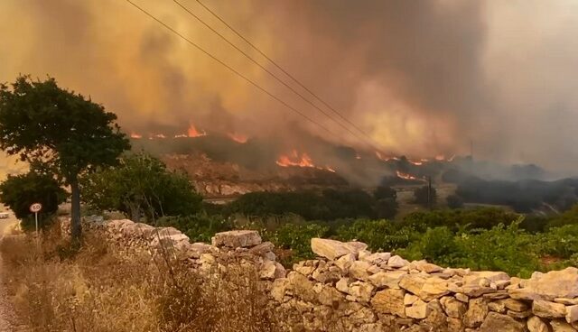 Φωτιά στην Πάρο: Πολλές διάσπαρτες εστίες – Στο νησί ειδικό κλιμάκιο