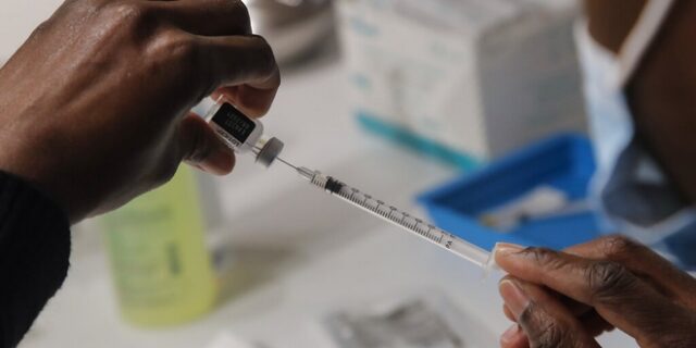 Γαλλία: Ξεκίνησε η εκστρατεία χορήγησης αναμνηστικής δόσης του εμβολίου