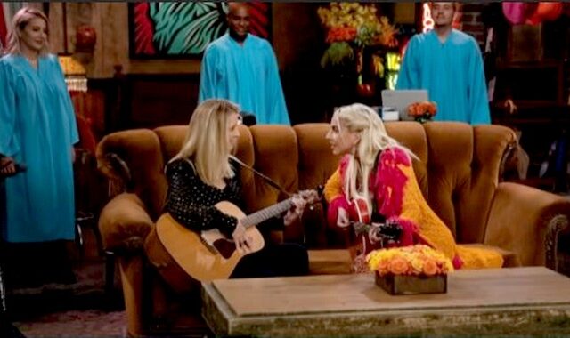Friends Reunion: Η Lisa Kudrow αναγκάστηκε να “γκουγκλάρει” για να τραγουδήσει με τη Lady Gaga