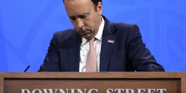 Βρετανία: Παραιτήθηκε ο υπουργός Υγείας μετά το ροζ σκάνδαλο