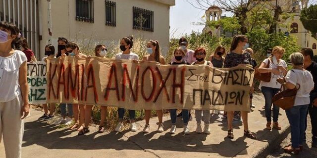 Αγρίνιο: Στον ανακριτή ο ιερέας που κατηγορείται για βιασμό ανήλικης – Πλήθη τον γιούχαραν