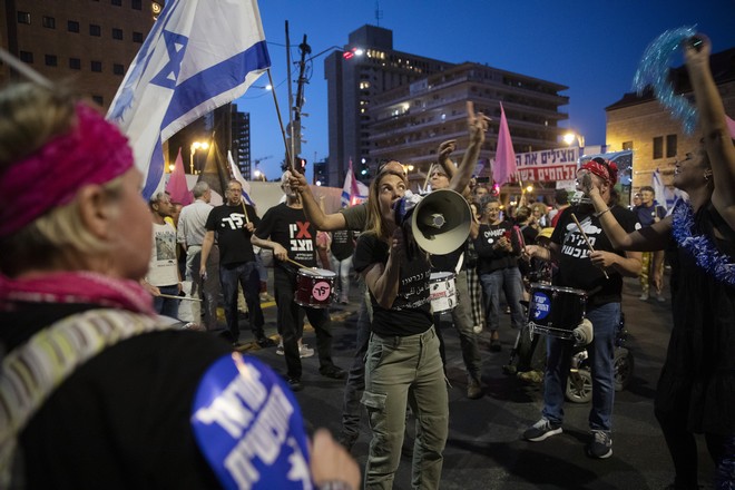 Bibi Ciao: Η αφιέρωση Ισραηλινών στον Νετανιάχου – Γιορτάζουν το τέλος κυριαρχίας του