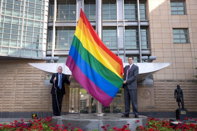 Ρωσία: Τις ΛΟΑΤΚΙ σημαίες ύψωσαν οι πρεσβείες των ΗΠΑ, Καναδά και Βρετανίας