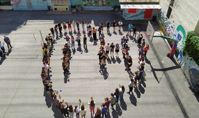 Θεσσαλονίκη: Μαθητές και μαθήτριες σχημάτισαν καρδιά που περικλείει τη λέξη “Γη”