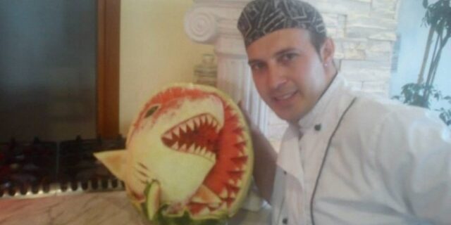 Χαλκιδική: Σεφ φτιάχνει μικρά έργα τέχνης σκαλίζοντας καρπούζια και γίνεται Viral