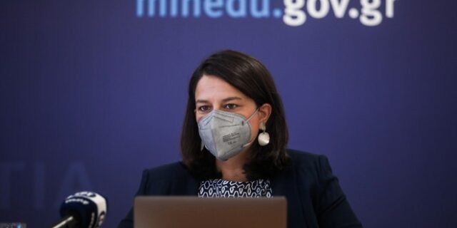 Η Κεραμέως παρουσίασε το “νέο σχολείο” – Ελεύθερη επιλογή βιβλίου, αλλαγή αξιολόγησης κληρικοί μόνο με πτυχίο