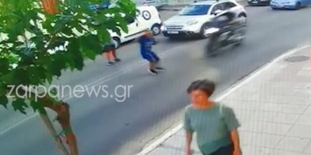 Σοκαριστικό βίντεο: Μηχανή χτυπάει 10χρονο παιδί στα Χανιά