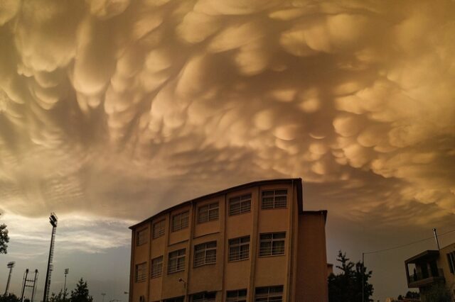 Λάρισα: Τα παράξενα σύννεφα που κάλυψαν τον ουρανό
