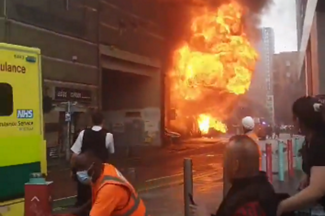 Λονδίνο: Μεγάλη φωτιά κοντά σε σταθμό του μετρό έπειτα από έκρηξη