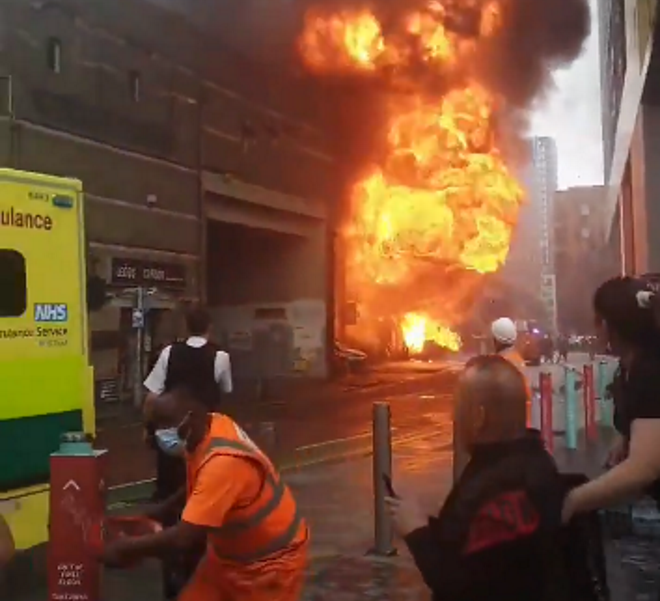Λονδίνο: Μεγάλη φωτιά κοντά σε σταθμό του μετρό έπειτα από έκρηξη
