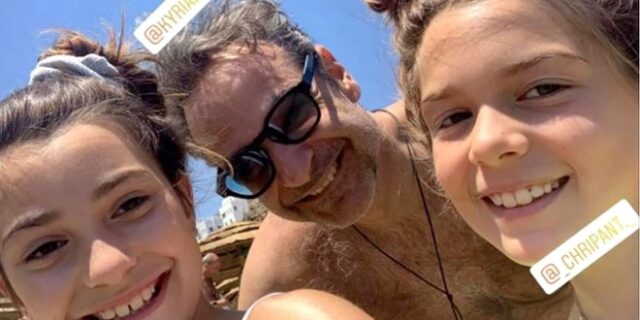Στην Τήνο ο Κυριάκος Μητσοτάκης – Viral η selfie με δύο κοριτσάκια