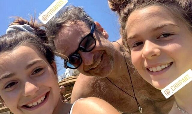 Στην Τήνο ο Κυριάκος Μητσοτάκης – Viral η selfie με δύο κοριτσάκια
