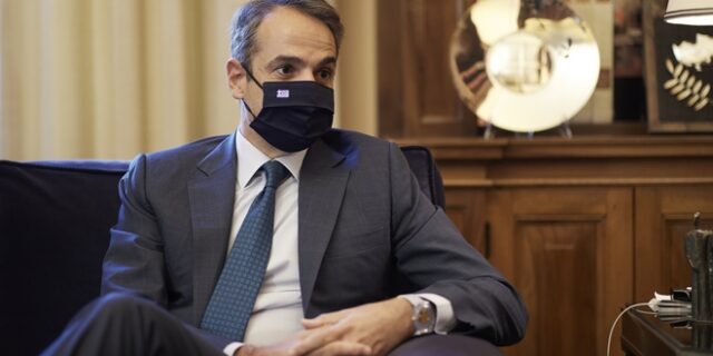 Ο Μητσοτάκης ανοίγει τη συζήτηση για υποχρεωτικό εμβολιασμό και προνόμια σε εμβολιασμένους 
